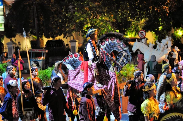 Riding een nep paard, Yogyakarta stad festival parade — Stockfoto