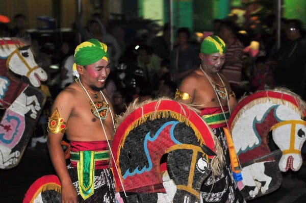 Montar un caballo falso, desfile del festival de la ciudad de Yogyakarta —  Fotos de Stock