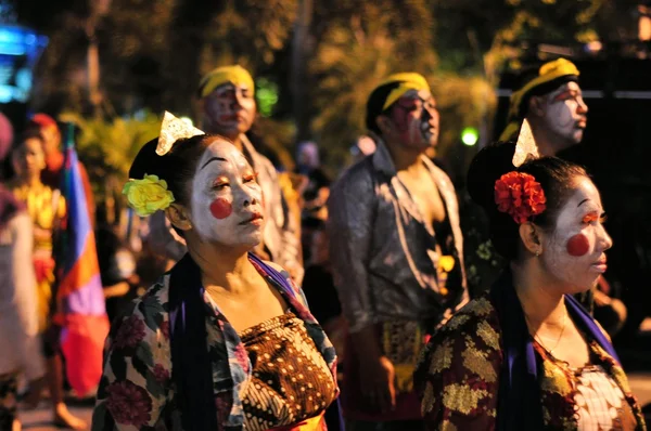 妇女传统上，穿着日惹市节日游行 — 图库照片