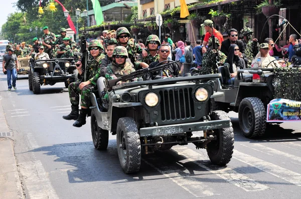 Soldiers in uniform, Yogyakarta city festival military parade — Stock Photo, Image