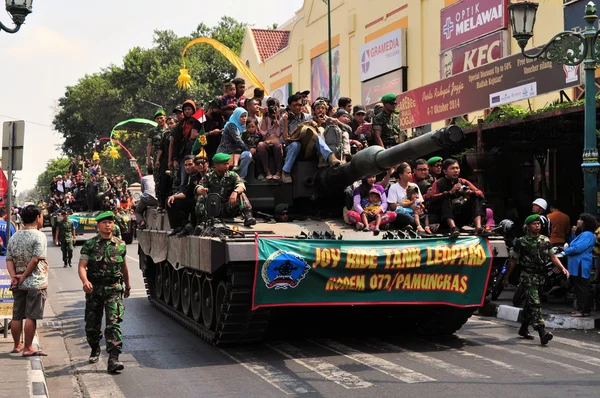 Tanques de leopardo cheios de civis, desfile do festival da cidade de Yogyakarta — Fotografia de Stock