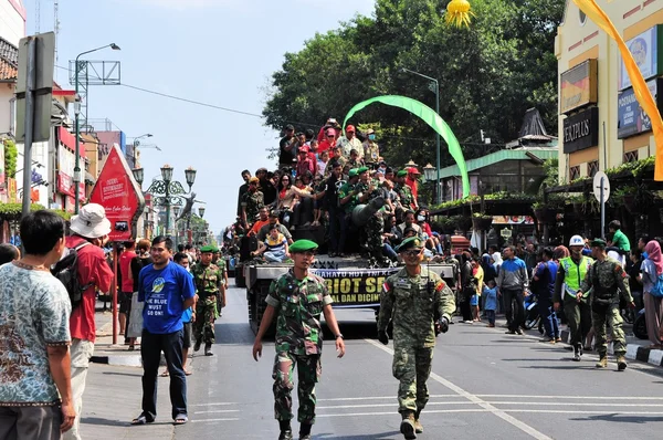 Leopard Tanks full of civilians, Yogyakarta city festival parade — Stock Photo, Image