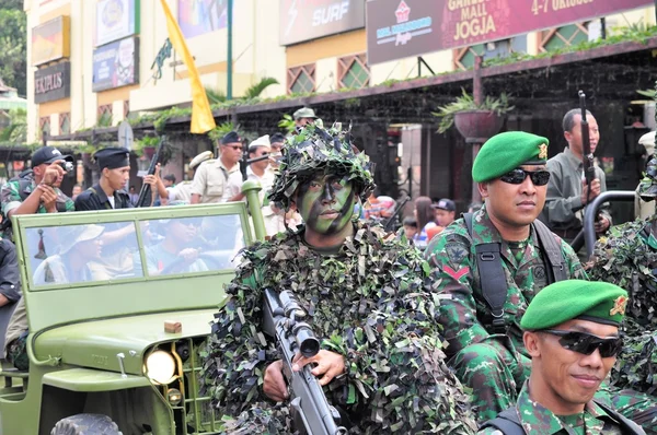 Soldados en uniforme, desfile militar del festival de la ciudad de Yogyakarta — Foto de Stock