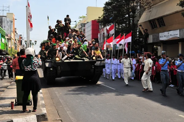 Tanques de leopardo llenos de civiles, desfile del festival de Yogyakarta — Foto de Stock