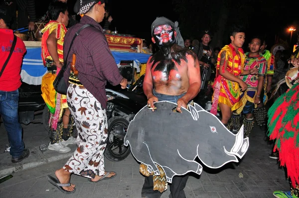 Man met masker en varken, Yogyakarta stad festival parade — Stockfoto