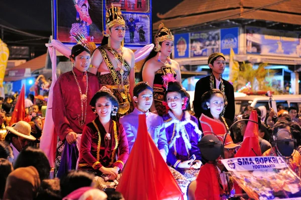 Vrouwen en mannen verkleed als royalty's, Yogyakarta stad festival parade — Stockfoto