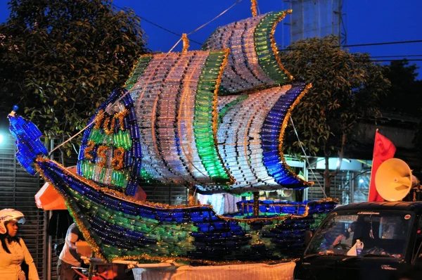 Schip gemaakt van gerecyclede flessen, Yogyakarta stad festival parade — Stockfoto