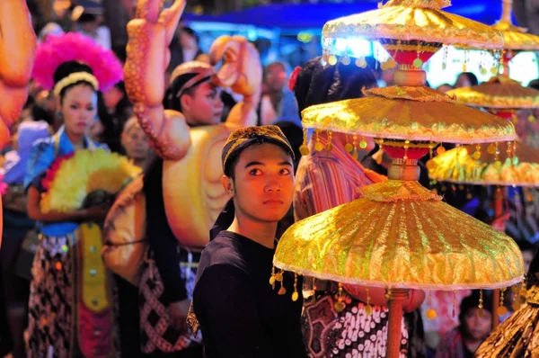 Hombre sosteniendo un paraguas tradicional, desfile del festival de la ciudad de Yogyakarta —  Fotos de Stock