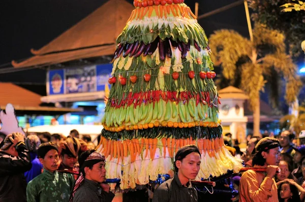Männer tragen Turm mit Gemüse, Yogyakarta Stadtfest Parade — Stockfoto