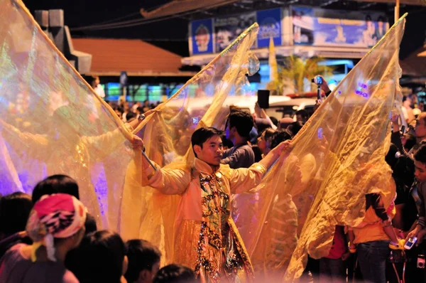 Men are costumed like angels, Yogyakarta city festival parade — Stock Photo, Image