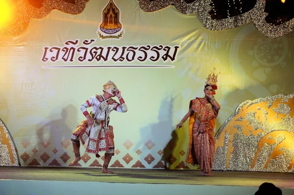 Interprètes sur scène pour l'anniversaire des rois thaïlandais, une fête majeure en Thaïlande — Photo