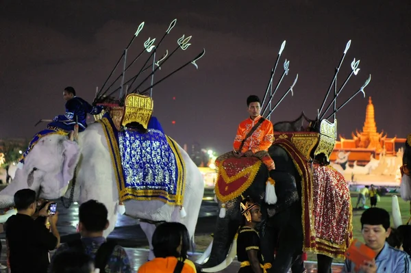 Éléphant blanc royal à l'anniversaire des rois thaïlandais, une fête majeure en Thaïlande — Photo