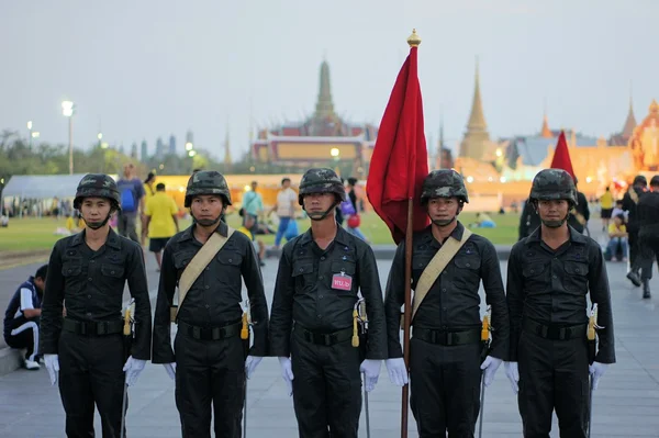 Katonai felvonulás a Thai király születésnapja, Thaiföldön egy nagy nyaralás — Stock Fotó