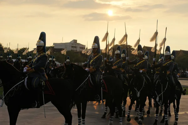 Desfile de caballos militares para el cumpleaños de los reyes tailandeses, un día festivo importante en Tailandia —  Fotos de Stock