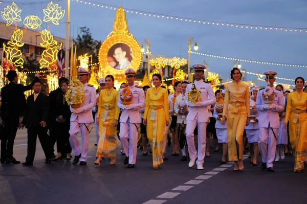 Parade militaire pour l'anniversaire des rois thaïlandais, une fête majeure en Thaïlande — Photo