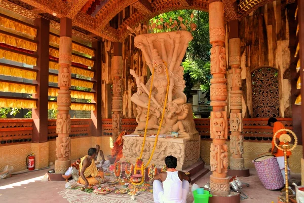 Hindu goddess Idol in Pandal, temporary temple for Durga Puja, Kolkata — Stock Photo, Image