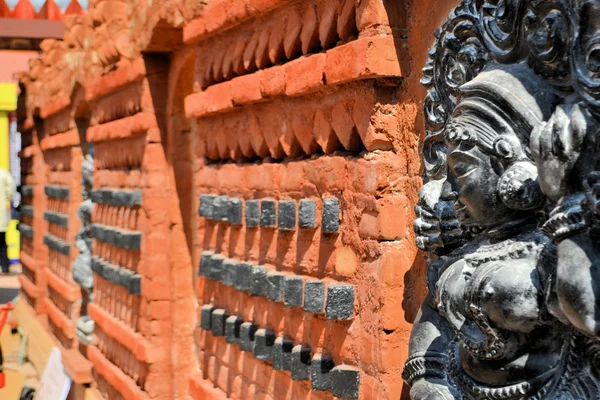 Pandal，临时寺供奉印度教女神杜尔迦，加尔各答的细节 — 图库照片