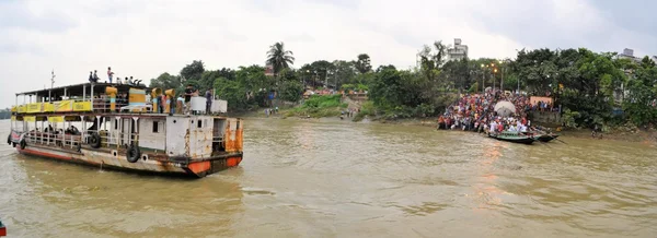 Anhängare fördjupa idoler på Durga Puja i Kolkata river — Stockfoto