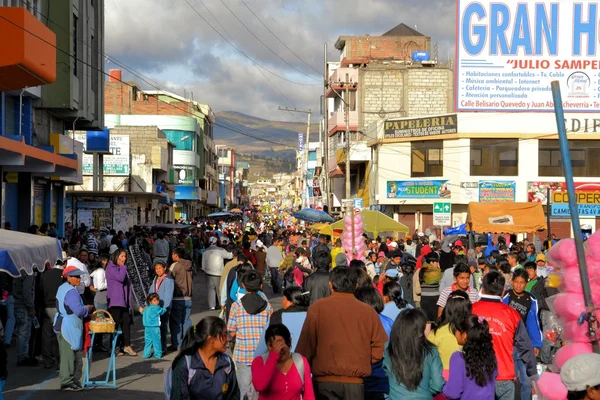 Downtown Latacunga is crowded during La Fiesta de la Mama Negra traditional festival — Stock Photo, Image