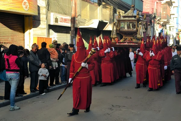 Penitents φορούν κόκκινο κουκούλες για την παραδοσιακή πομπή Πάσχα στο αποικιακό κέντρο, Λα Παζ, Βολιβία — Φωτογραφία Αρχείου