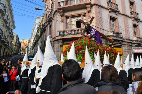 Кающиеся носят белые капюшоны на традиционную Пасхальную процессию в колониальном центре Ла-Паса, Боливия — стоковое фото