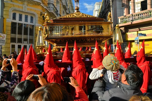 Кающиеся носят красные капюшоны на традиционную Пасхальную процессию в колониальном центре Ла-Паса, Боливия — стоковое фото