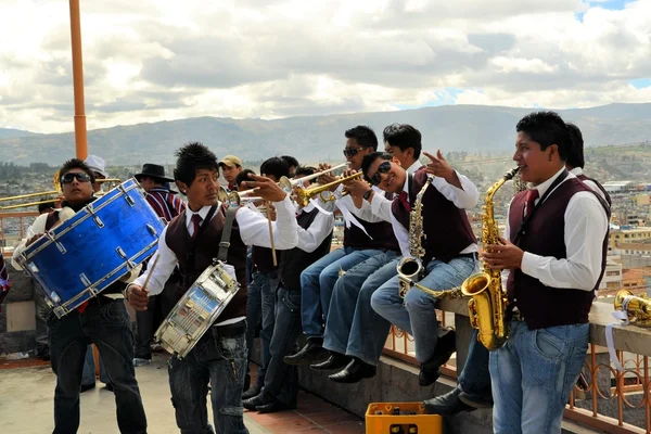 Musicisti che suonano alla Fiesta de la Mama Negra festival tradizionale — Foto Stock