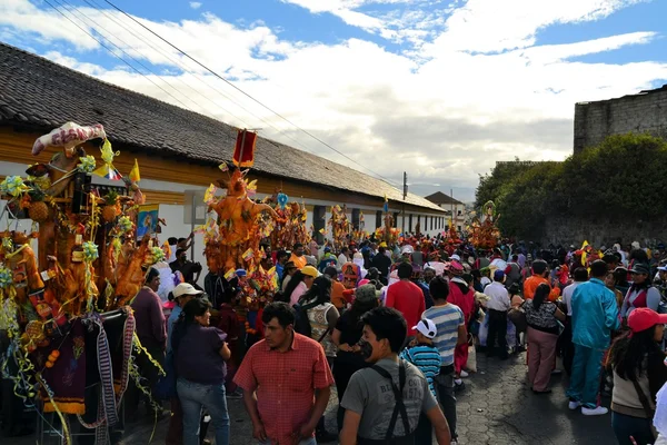 Porcos adornados com frutas, bebidas espirituosas, bandeiras e cobaias no festival tradicional La Fiesta de la Mama Negra — Fotografia de Stock