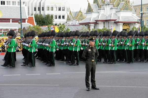 Katonai felvonulás a Thai király születésnapja, Thaiföldön egy nagy nyaralás — Stock Fotó