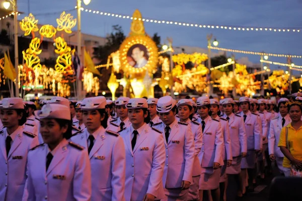 Parade militaire pour l'anniversaire des rois thaïlandais, une fête majeure en Thaïlande — Photo