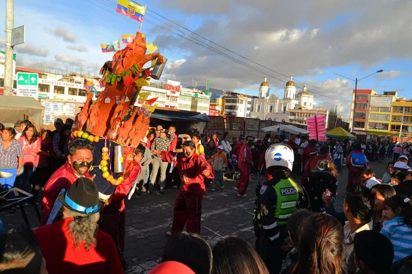 Porcos adornados com frutas, bebidas espirituosas, bandeiras e cobaias no festival tradicional La Fiesta de la Mama Negra — Fotografia de Stock