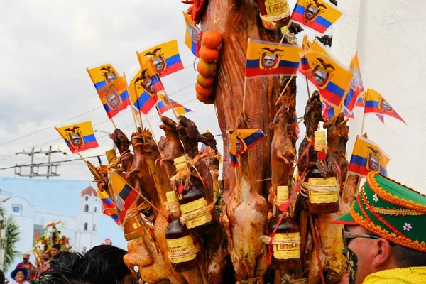 Pigs adorned with fruits, spirits, flags and guinea pigs at La Fiesta de la Mama Negra traditional festival — Stock Photo, Image