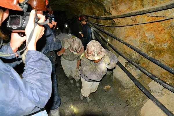 Tourists film miners inside of Cerro Rico mine in Potosi, Bolivia — Φωτογραφία Αρχείου