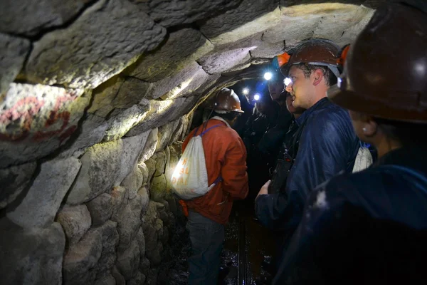 Turistas entran a la mina de plata Cerror Rico en Potosí, Bolivia — Foto de Stock