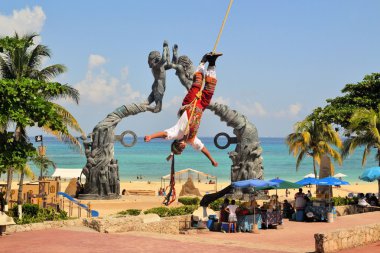 Voladores Acrobat sanatçılar töreninde uçan erkekler geleneksel dans Meksika, Mesoamerica
