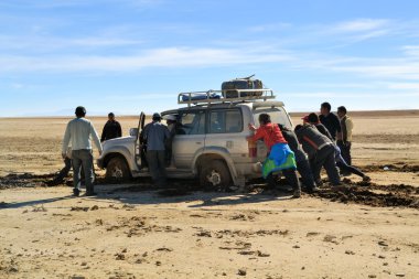Turist jeep Uyuni yakınındaki güneybatı Bolivya takılıyor