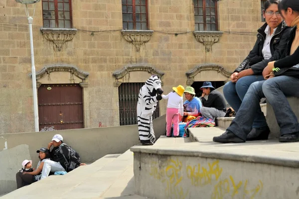 As crianças adoram os trabalhadores fantasiados da Zebra, que ajudam as pessoas a atravessar a rua — Fotografia de Stock