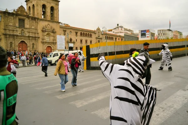 A La Paz, i lavoratori boliviani vestiti da Zebras insegnano ai cittadini come attraversare la strada . — Foto Stock