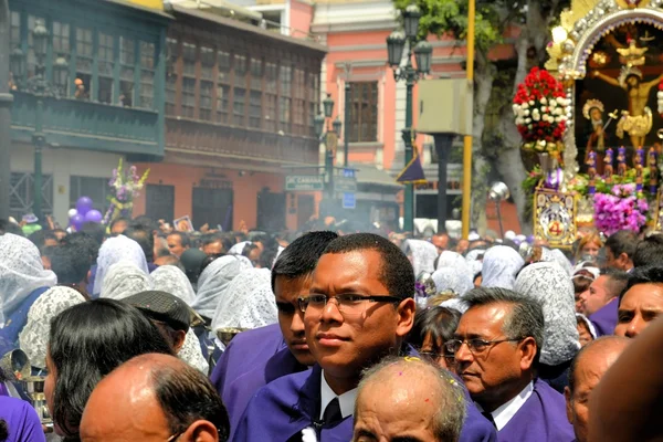 Gläubige versammeln sich während des Purpurmonats in Lima, Peru zur Prozession des Herrn der Wunder — Stockfoto