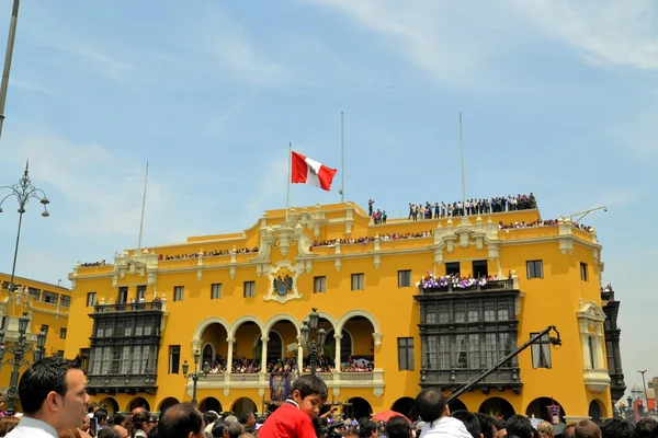 Les croyants se réunissent pour la procession religieuse catholique du Seigneur des Miracles pendant le mois pourpre à Lima, Pérou — Photo