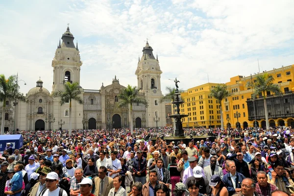 Los creyentes se reúnen para la procesión religiosa católica del Señor de los Milagros durante el mes púrpura en Lima, Perú —  Fotos de Stock