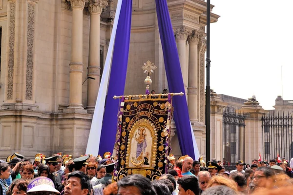 Señor de los Milagros ídolo en procesión religiosa católica durante el mes púrpura en Lima, Perú — Foto de Stock