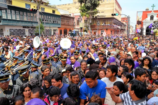 Věřící scházejí na Lord zázraky katolické náboženské procesí v měsíci fialové v Limě, Peru — Stock fotografie