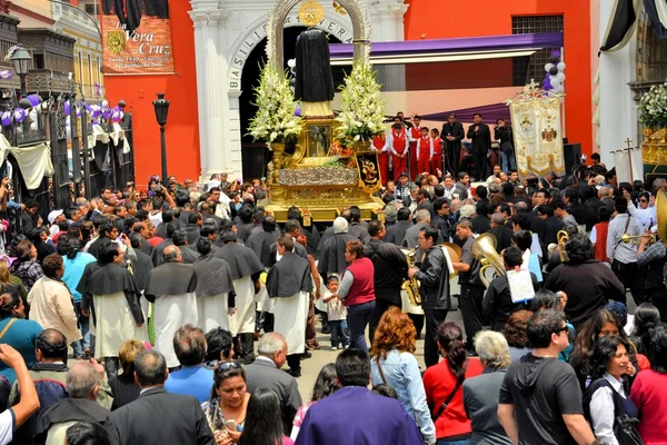 Troende samlas för Lord of Miracles katolsk religiös procession under lila månaden i Lima, Peru — Stockfoto