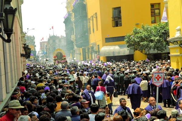 Os crentes se reúnem para o Senhor dos Milagres procissão religiosa católica durante o mês roxo em Lima, Peru — Fotografia de Stock