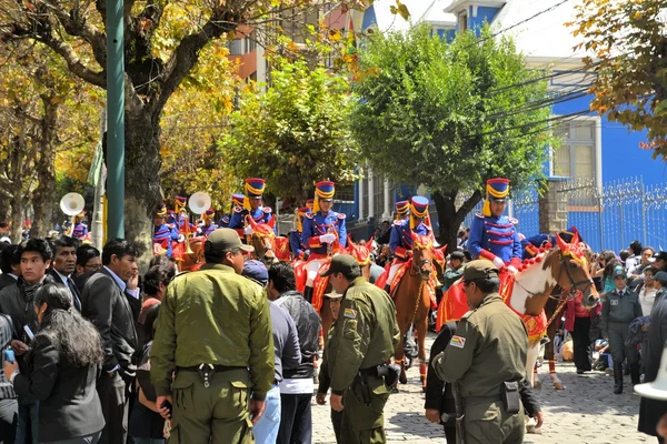 Soldiers on horses march in Military parade for dia del mar, La Paz, Bolivia — Stock Photo, Image