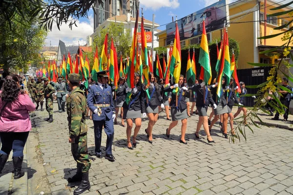 Солдаты маршируют на военном параде за Диа дель Мар, Ла-Пас, Боливия — стоковое фото