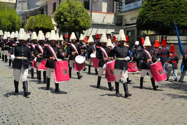 Zenészek március a katonai parádét a dia del mar, La Paz, Bolívia — Stock Fotó