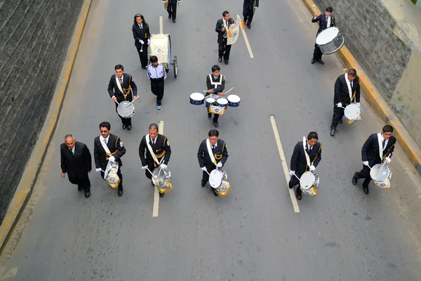 Musicisti marciano in sfilata militare per dia del mar, La Paz, Bolivia — Foto Stock