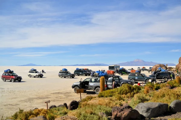 Isla Pescados Bolivya tuz Çölü Uyuni adlı turistik cip — Stok fotoğraf